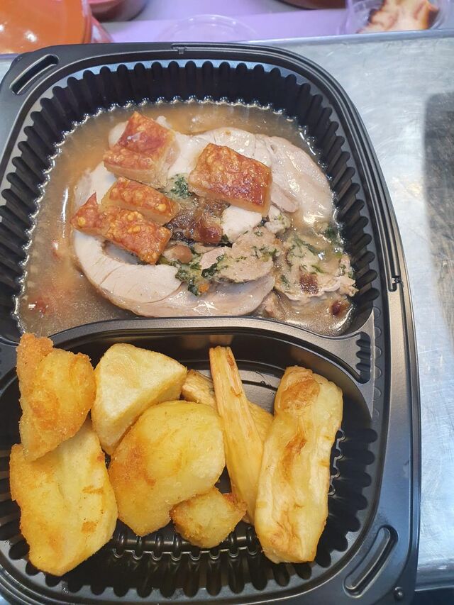 Lomo de Cerdo relleno de espinacas, dátiles y ciruelas.