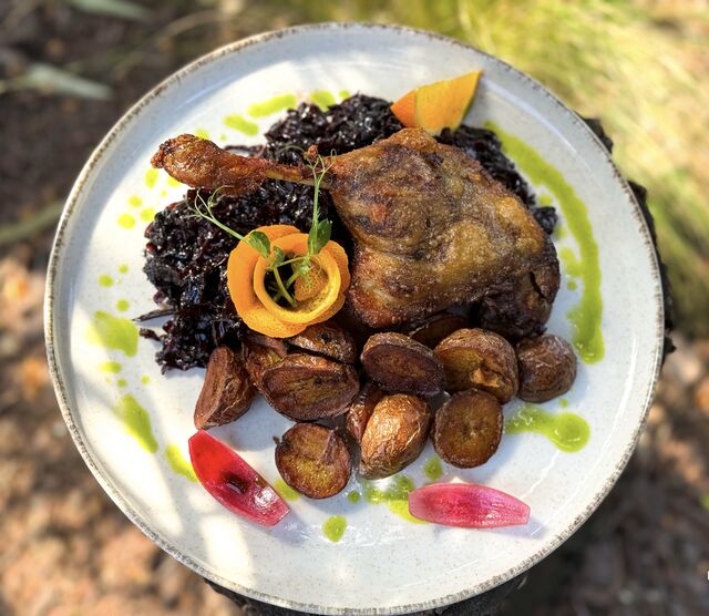 Sült kacsacomb párolt káposztával és parázs burgonyával