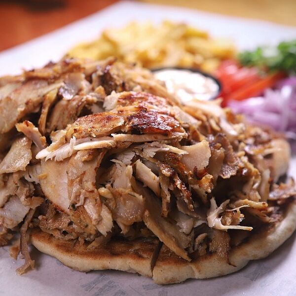 ORYGINALNY GRECKI GYROS WIEPRZOWY NA TALERZU 