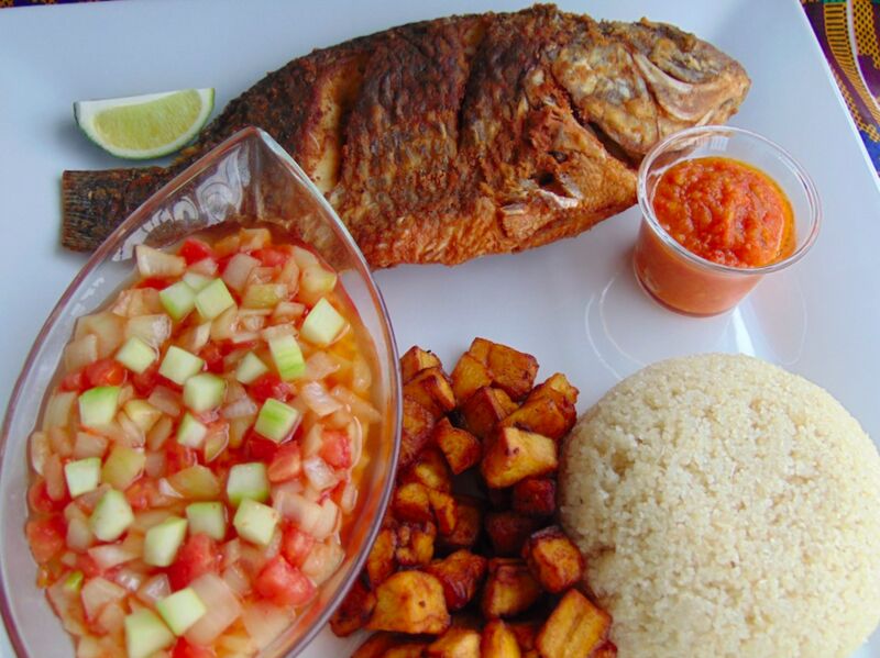 ATTIEKÉ( SEMOULE DE MANIOC) , BANANE FRIRE ET POISSON