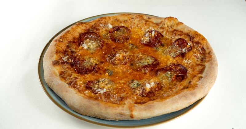 Pizza Quattro formaggi cu salam picant 