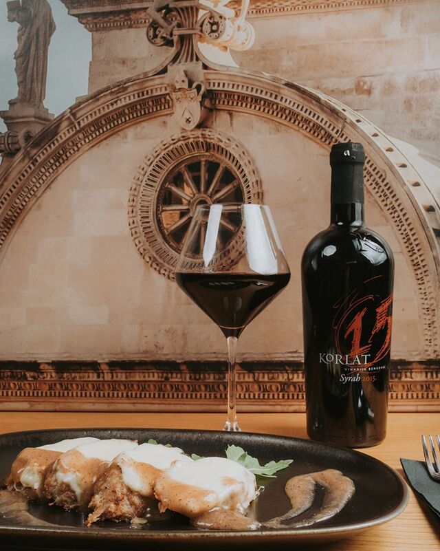 LUNGIĆ S MOZZARELLOM U UMAKU OD KONJAKA I ROGAČA ▪️ Kako Vama zvuči ova kombinacija našeg novog jela? Najbolje je isprobati!
