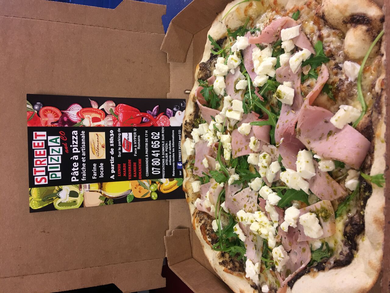 LA TAPENADE
Tapenade noire, tomate mozza emmental, après cuisson roquette, porcetta, mozza fraîche,pignons, pesto huile basilic