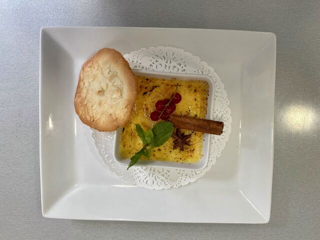 Crème brulée accompagnée de sa tuile maison 