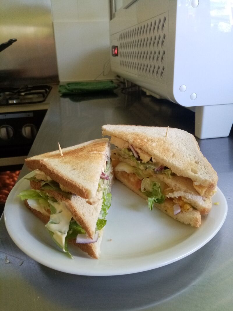 Club Poulet, servi avec un bol de salade