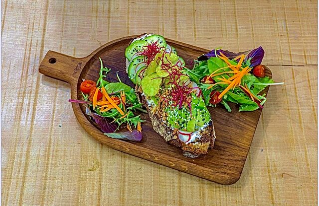 Toast cream cheese avocat 