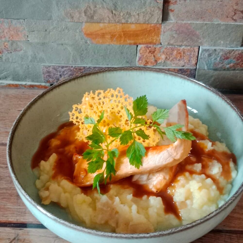 Purée de pdt et panais suprême de volaille grillé jus corsé et champignons rôtis