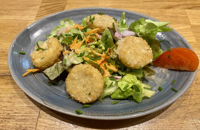 Salade de camembert pané