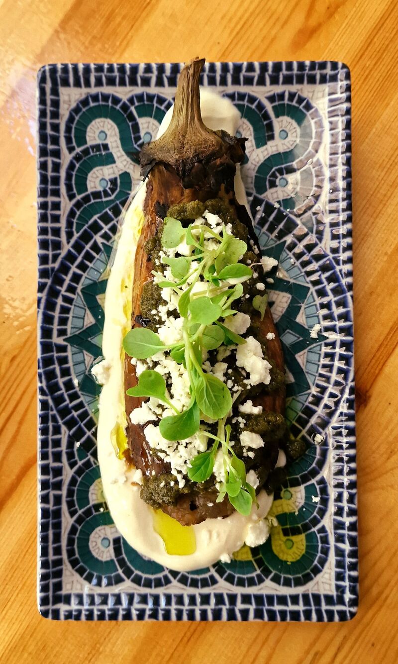 Berenjena a la llama,yogurt de ají amarillo,pesto de anacardos con miso y queso feta
