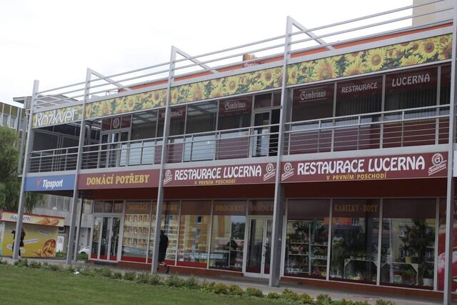 Lucernu nejde přehlédnout.