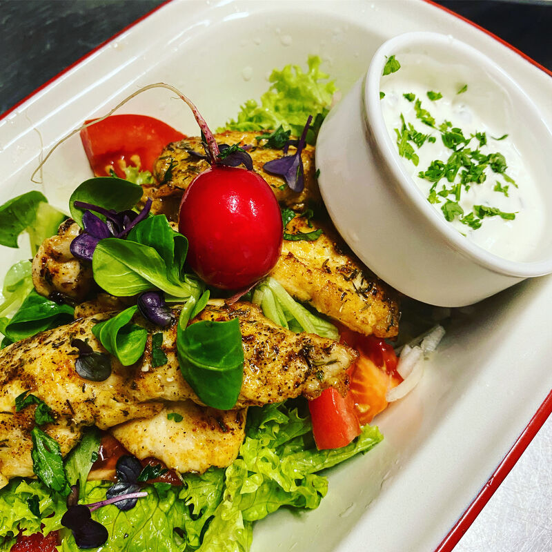 Salát Koliba s restovanými kousky kuřecího a dresingem 