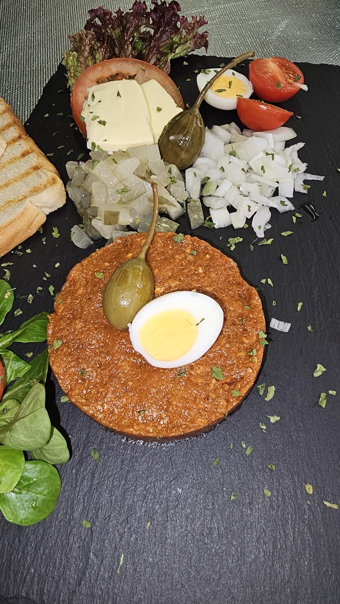 Beef Tatar mit Toastbrot