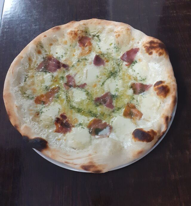 Pizza du mois :
la Cristina, composée d'une base crème fraîche, mozzarella, reblochon AOP, jambon de Parme, persillade maison. 
