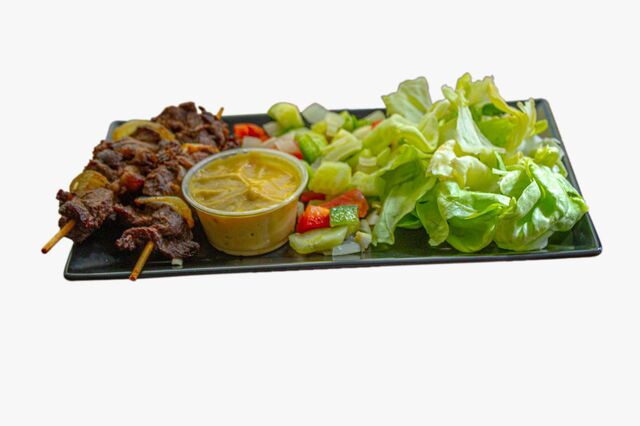 Salade + 2 brochettes - 7€.