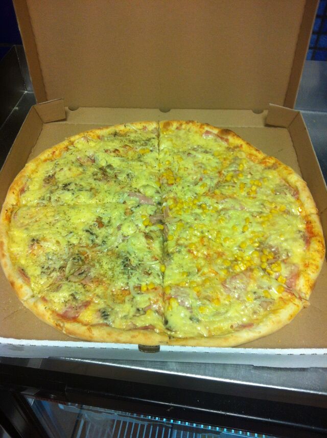 Pizzę 45 cm robimy pół na pół.