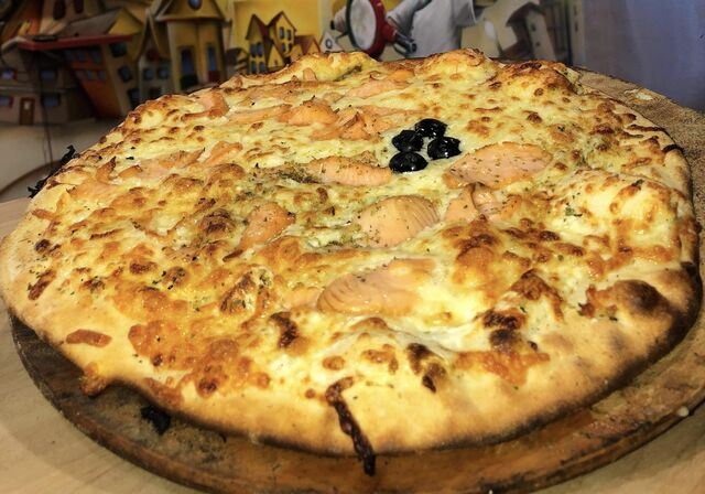 Norvégienne : base crème, emmental, mozza, saumon, citron