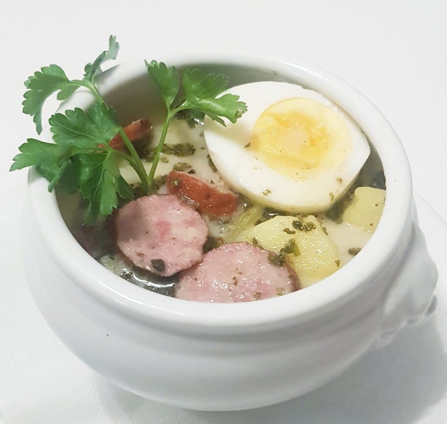 Zurek ( Sauerteigsuppe), Gurkensuppe, Kuttelsuppe ( Flaczki ), Rote Bete Suppe mit Kroketten