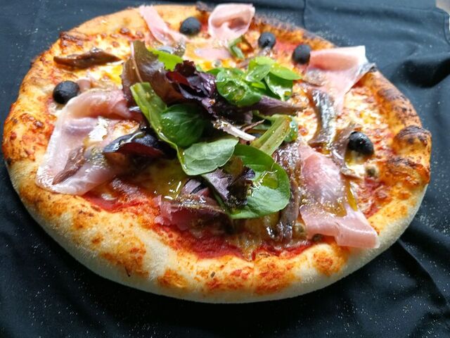 LA NAPOLITAINE: Mozzarella, anchois, Jambon de parme, capres, olives 15€