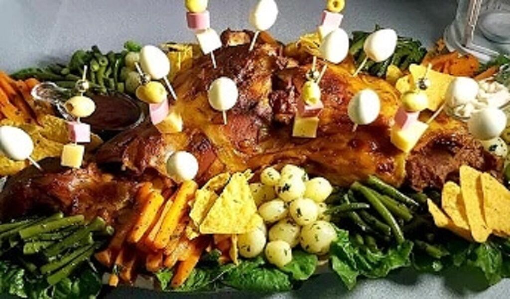 Épaule d’agneau rôti au four accompagnée de légumes de saison