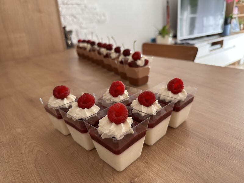Mini deserki Panna Cotta/czarna porzeczka