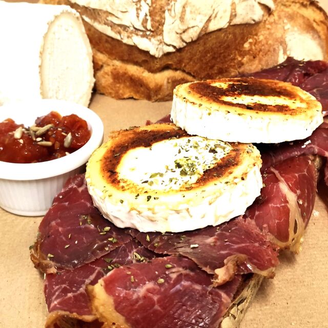 Tosta de cecina y queso de cabra