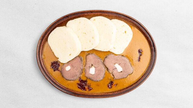 Svíčková na smetaně s houskovým knedlíkem