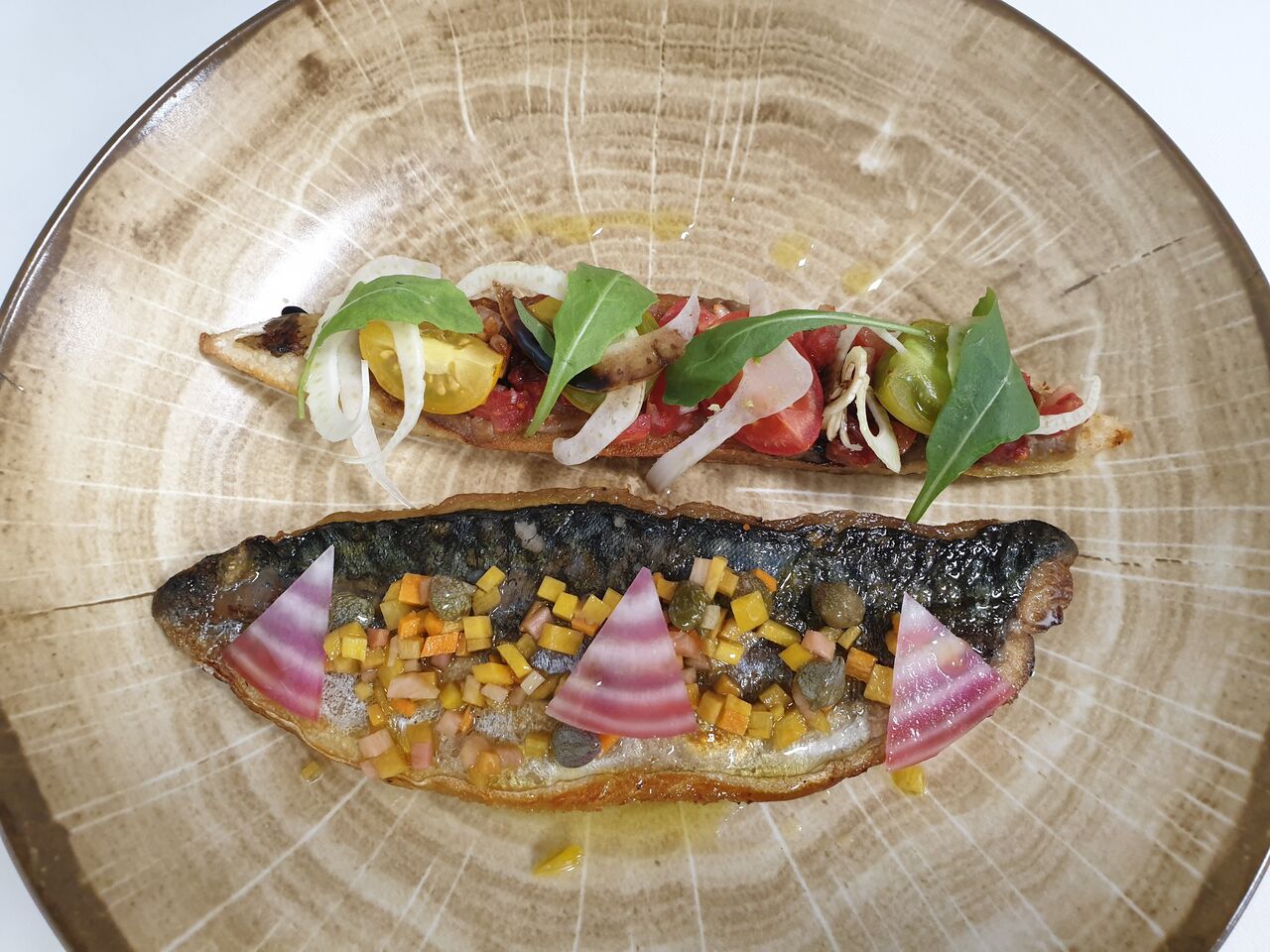 Filet de maquereau grillé, sauce vierge, focaccia de roquette, salsa de tomate et fenouil cru