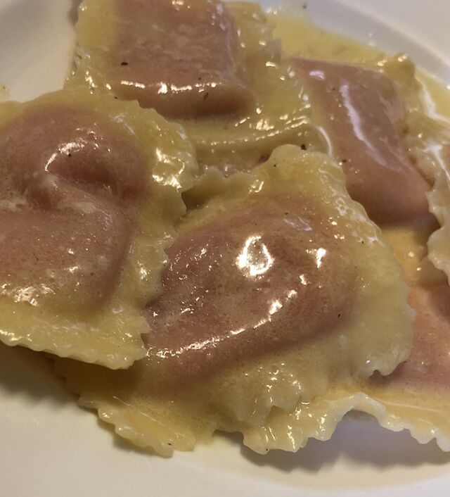 Rote Beete-Ravioli in Buttersauce
