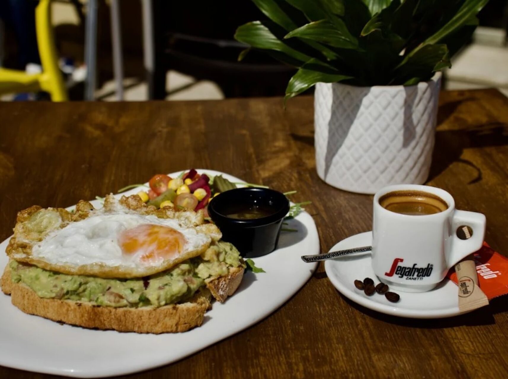 Café, desayuno y vistas al mar, la rutina ideal en Sitges