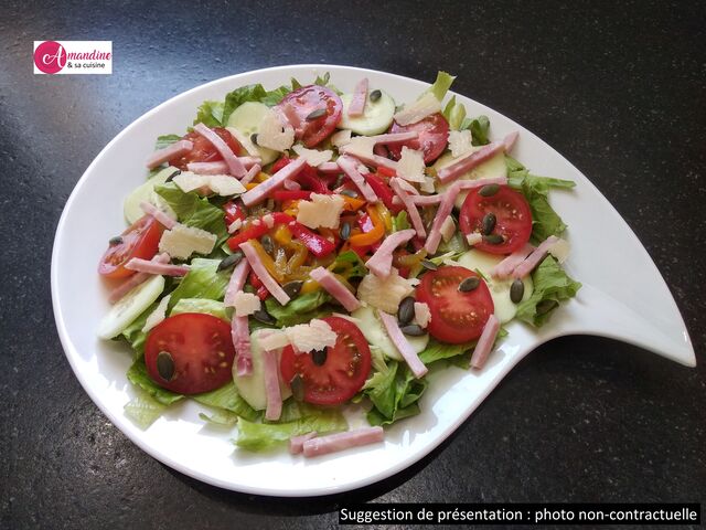 Salade d’été : salade, quatuor de poivrons cuits marinés, concombre, tomates, allumettes de jambon, parmesan, graines de courge