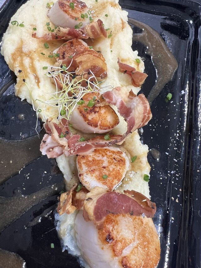 Les Saint Jacques à la Plancha, Jus Réduit, Panais et Pancetta