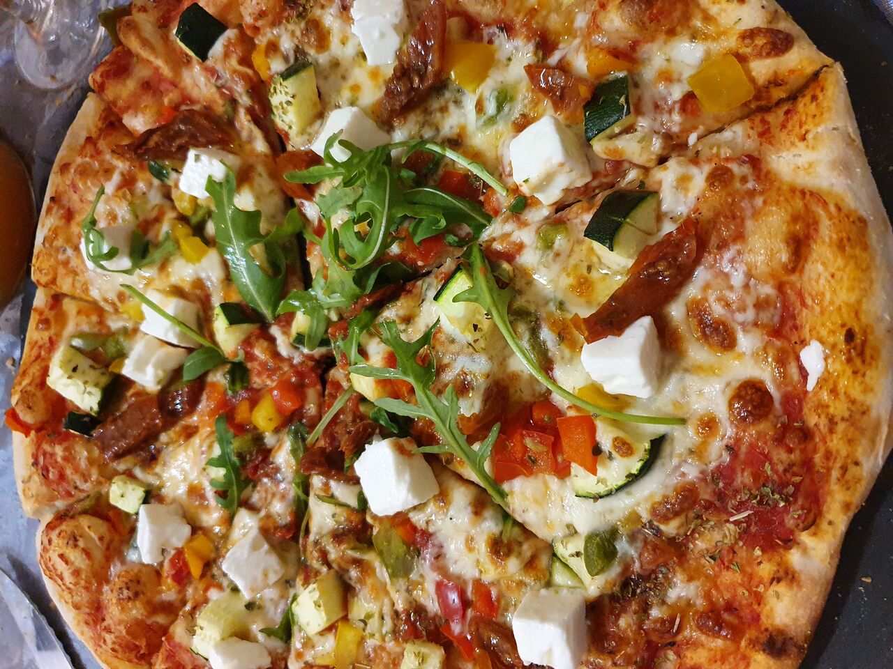 Pizza Athènes (courgettes, tomates séchées, feta)