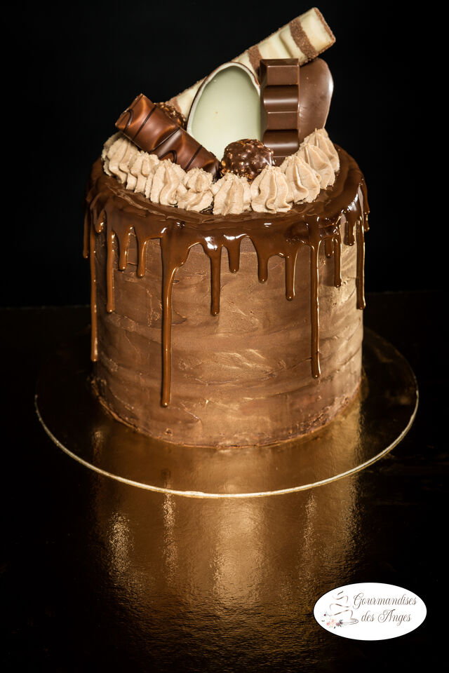 Layer cake - Couverture chocolat au lait, fourrage ganache Kinder Bueno - 4.5 euros la part -