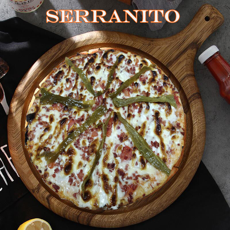 Tomate Base, Queso, Pollo, J.Serrano, Tomate Natural, Salsa Ali Oli y Pimiento Asado.