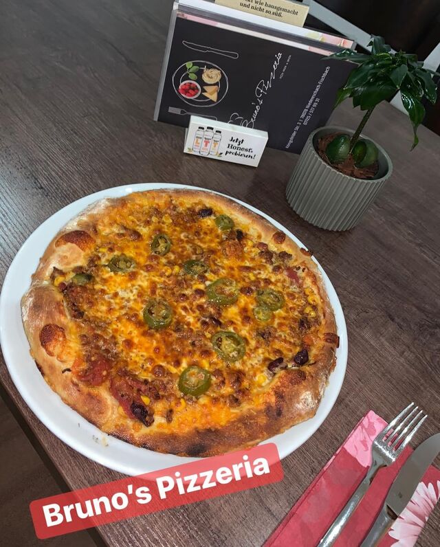 Pizza Chili-con-Carne mit Jalapeños und Cheddarkäse