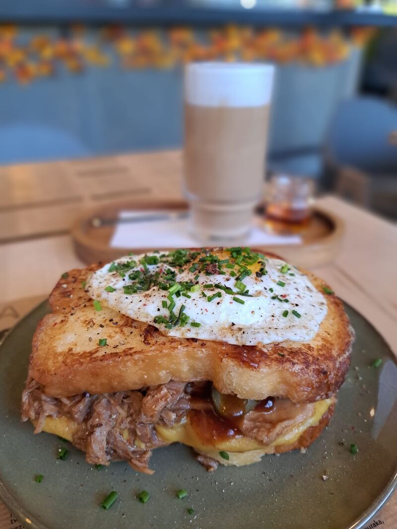 Croque madame z szarpaną wieprzowiną