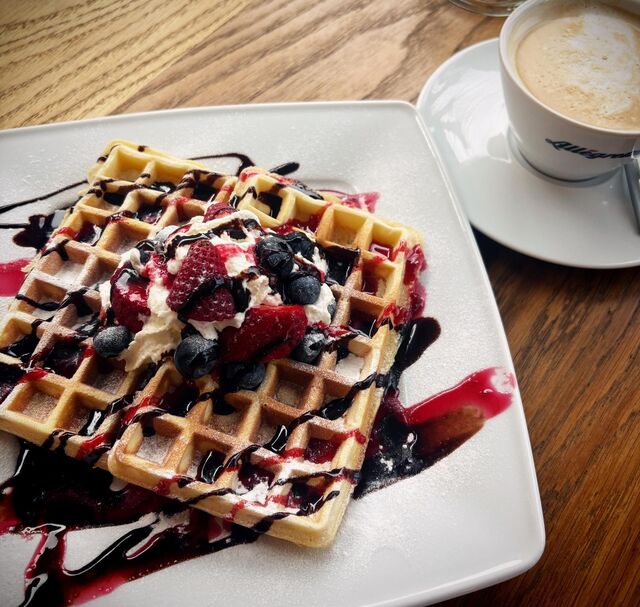 Frische Waffeln mit Beeren & Sahne – Süßer Genussmoment