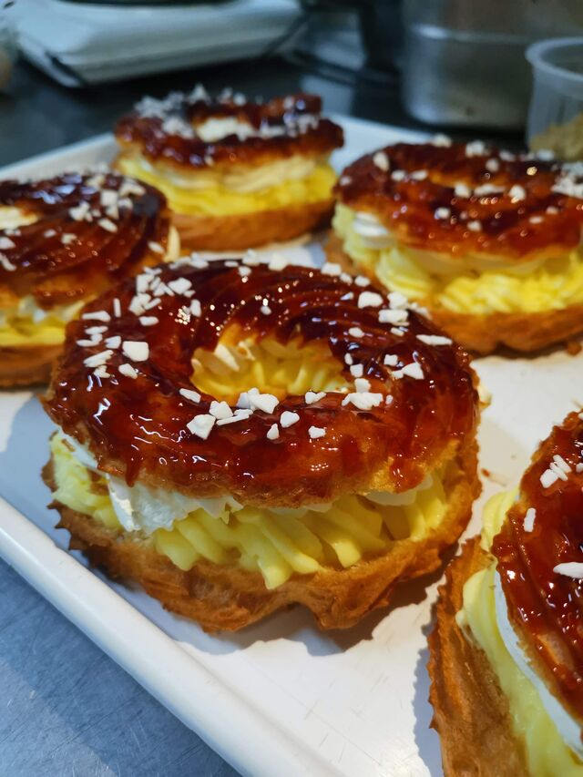 Ecler vienez cu crema de vanilie, banane si glazura de caramel