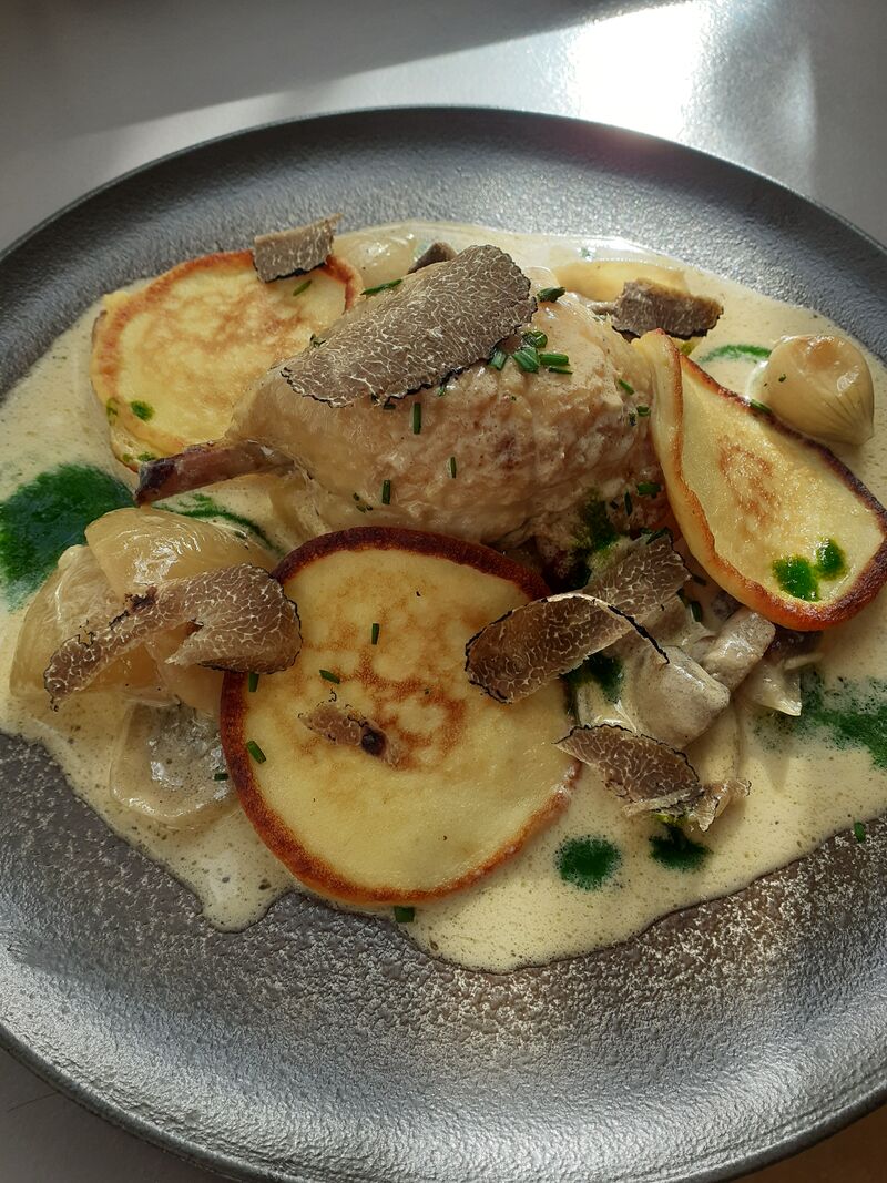 Volaille de Bress au vin jaune, truffe de Meuse et crêpes de pomme de terre 