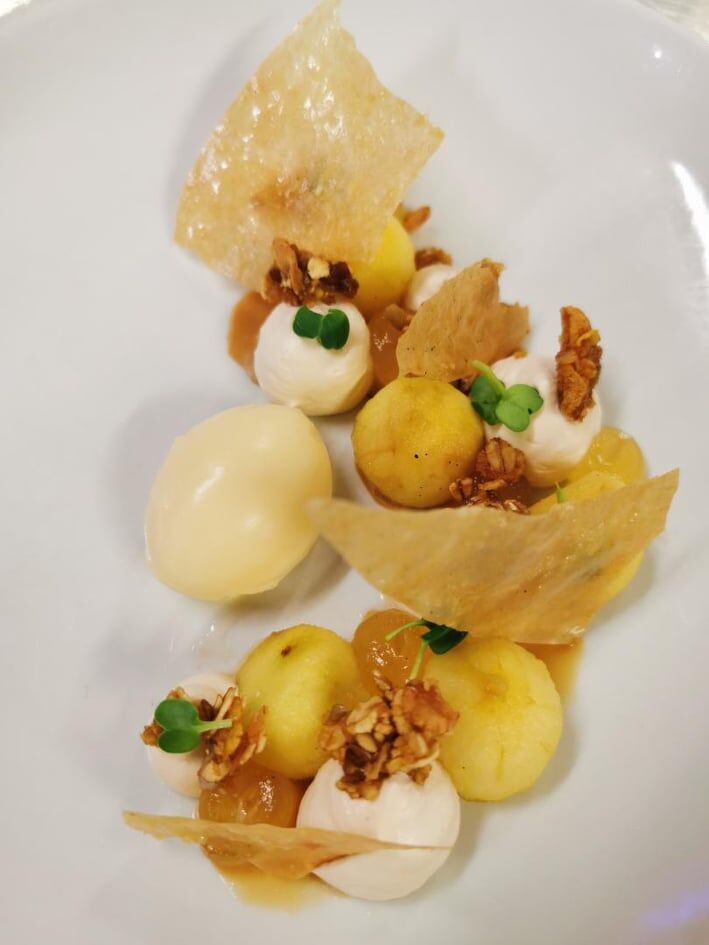 Pomme caramélisée, gel pomme verte, ganache montée chocolat Dulcey, muesli maison et sa glace vanille