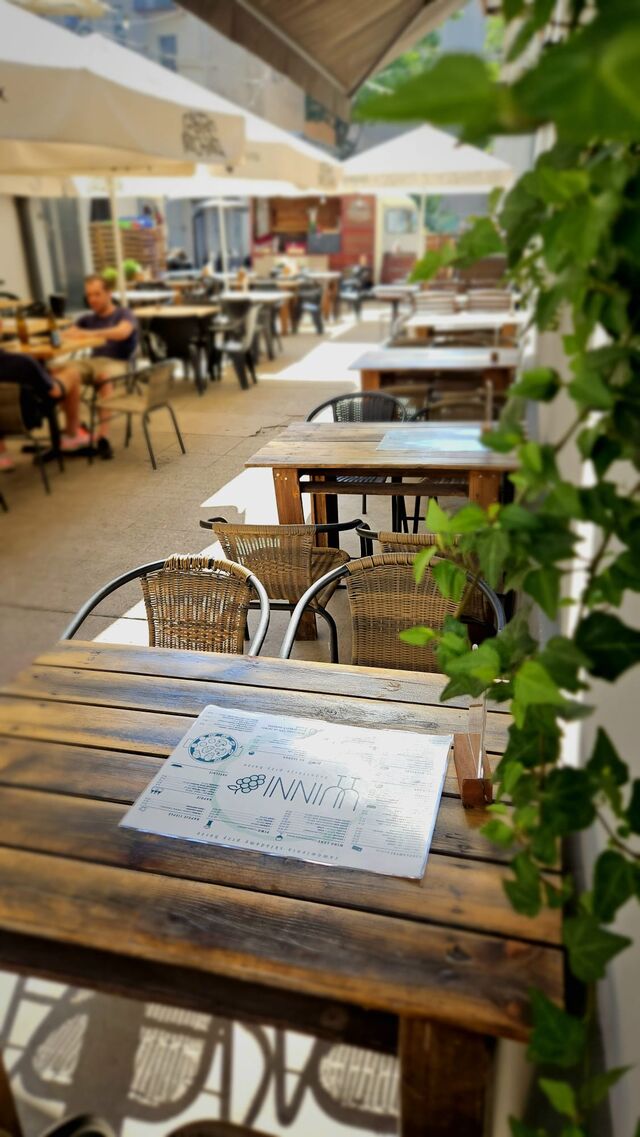 W sezonie najprzyjemniej pije się wino w ogródku.