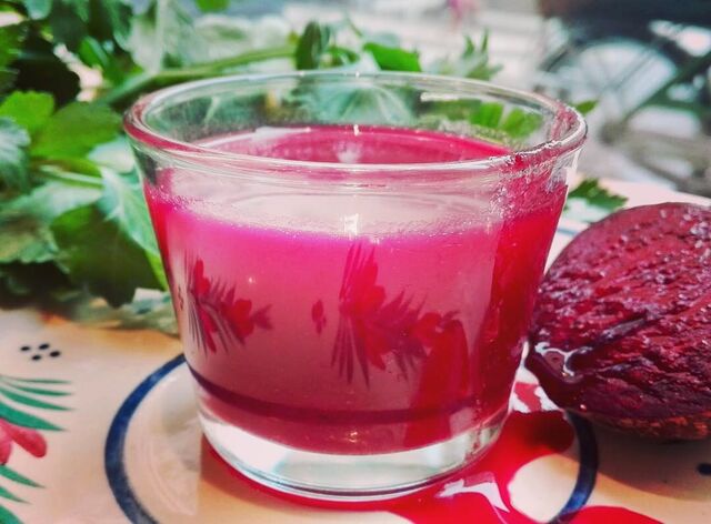 jus pressés à froid, spécialité : jus de légumes+fruits+herbe aromatique