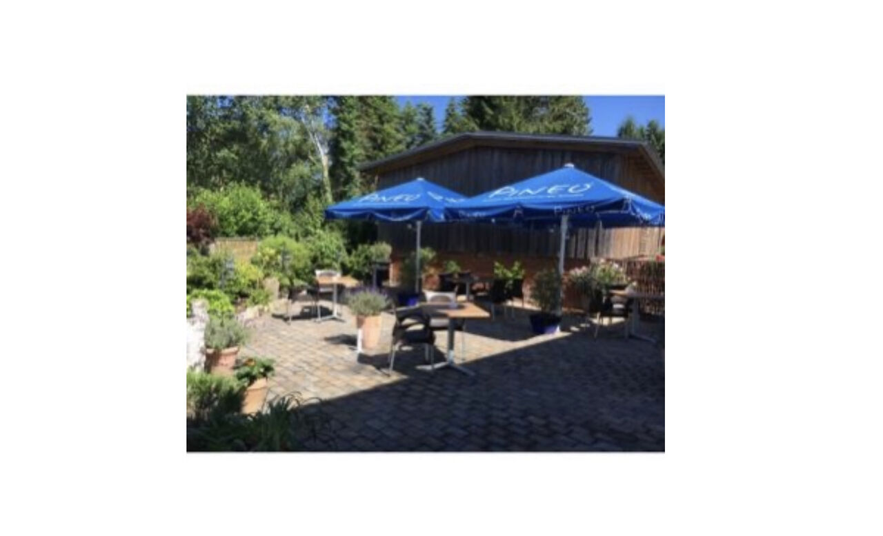 Genießen Sie Ihre Zeit auf unserer sommerlichen Terrasse und lassen Sie sich beim Vino von uns Verwöhnen.