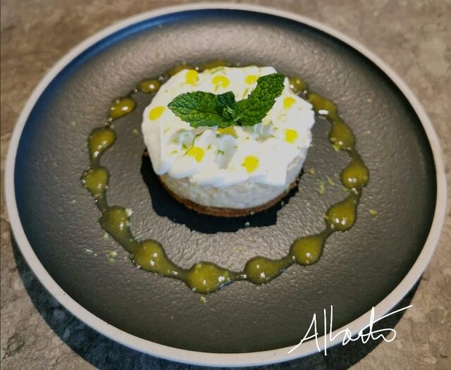 Riz au lait façon tartelette citron meringué composé d'un biscuit sablé, riz au lait coco, citron et crème fouetté.