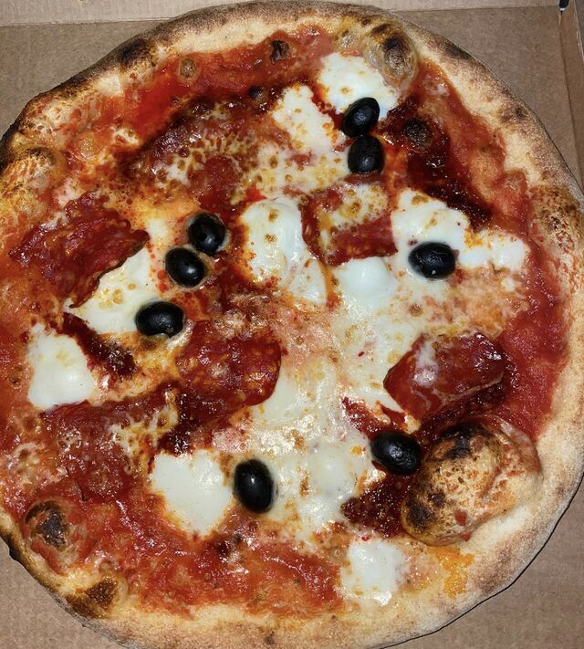 Lucifer:
pomodoro, mozzarella fior di latte, scamorza affumicata, salame piccante, ’nduja e olive nere