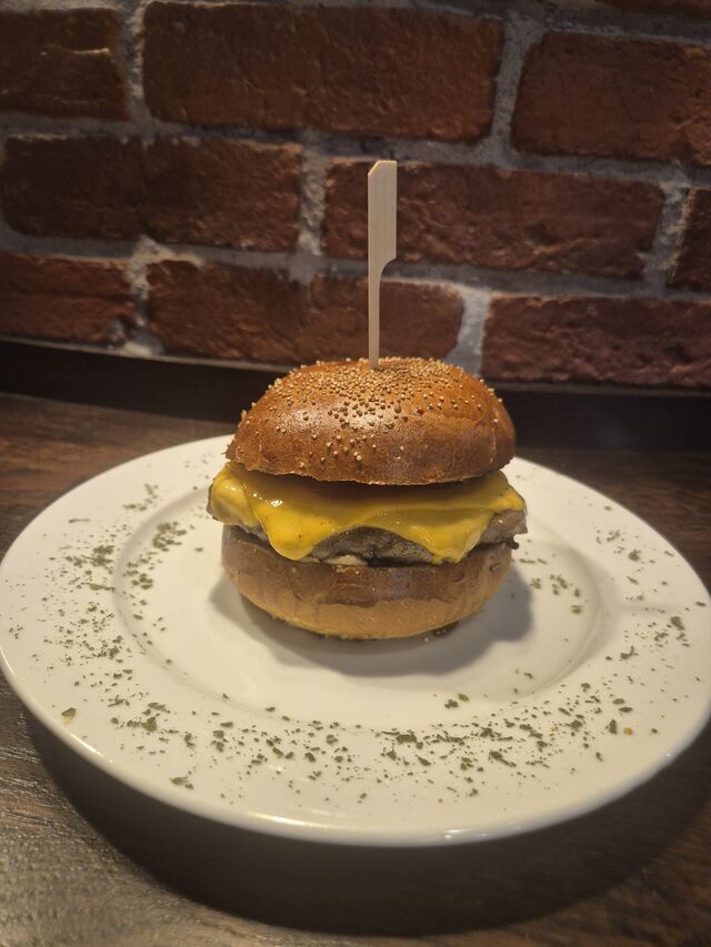 Classic cheeseburger