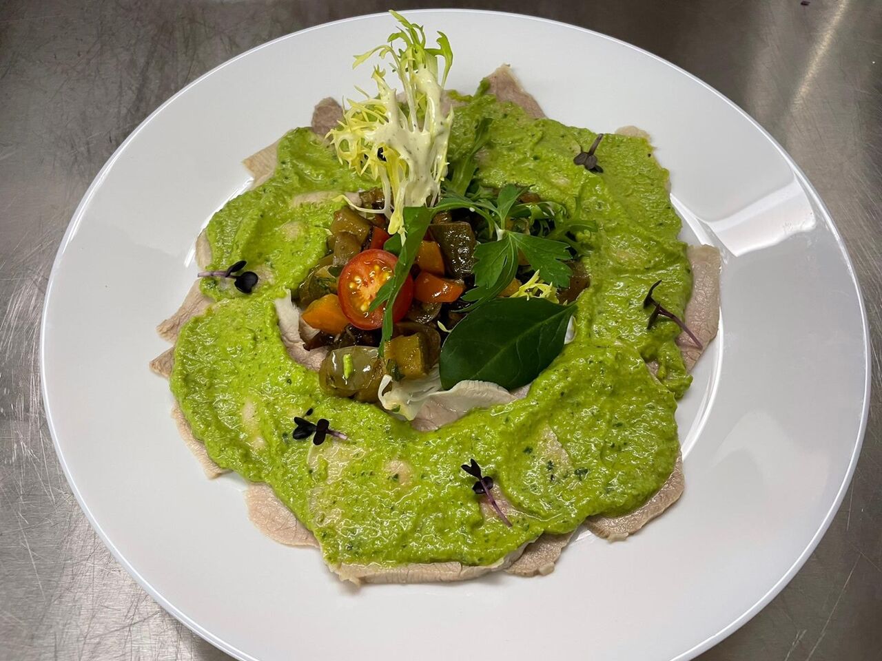 Kalbfleisch in dünnen Scheiben mit Salsa Verde