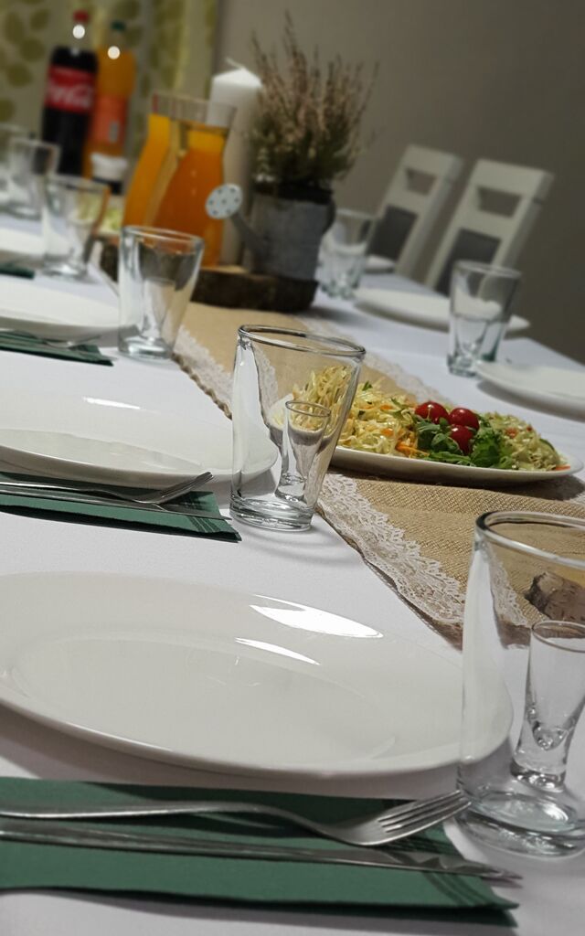 Zorganizujemy wigilię w naszej restauracji jak i dostarczymy świąteczne menu w formie cateringu do Państwa firm.
Tel. 575038080