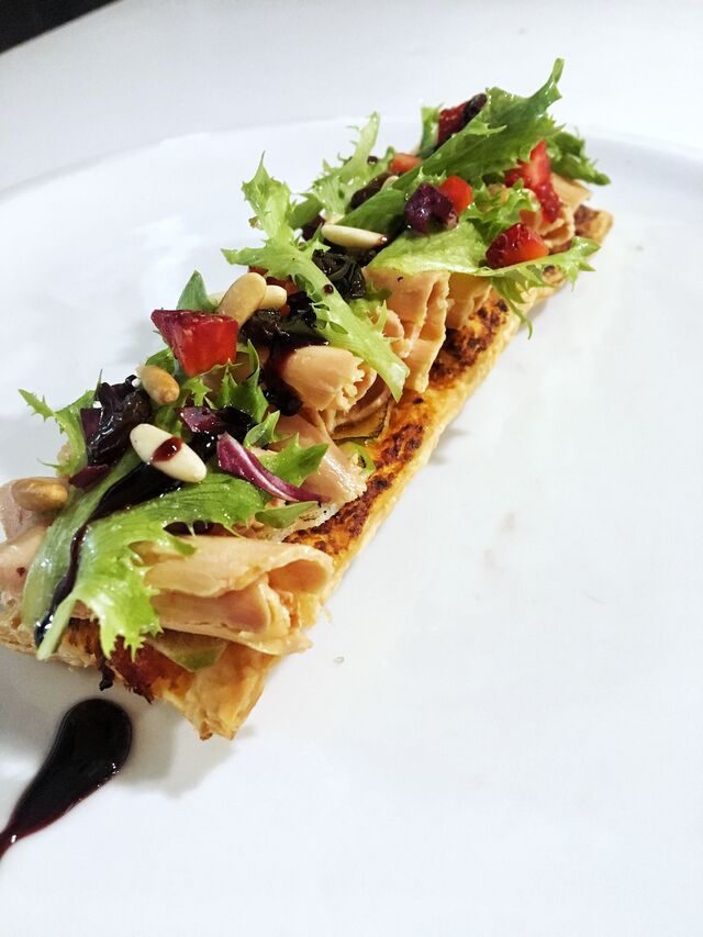 Hojaldre de foie con manzana caramelizada