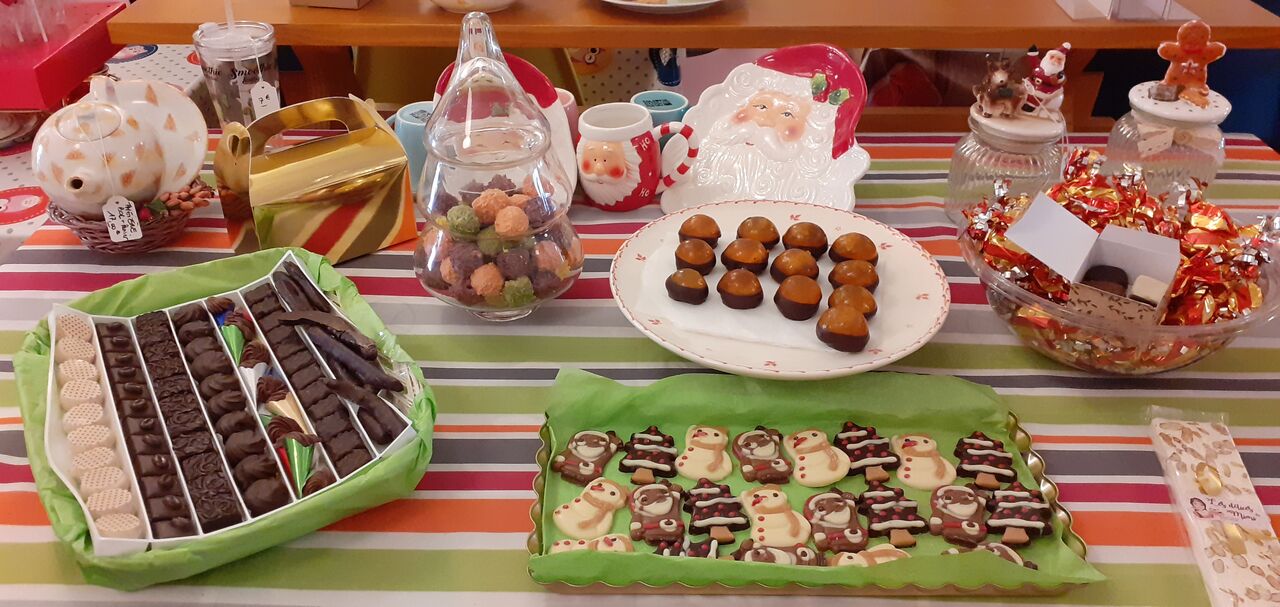 LES CHOCOLATS ARTISANAUX DE CHEZ MANON PEYRUIS SONT LA....
LES MONDORINES ET ORANGETTES AUSSI